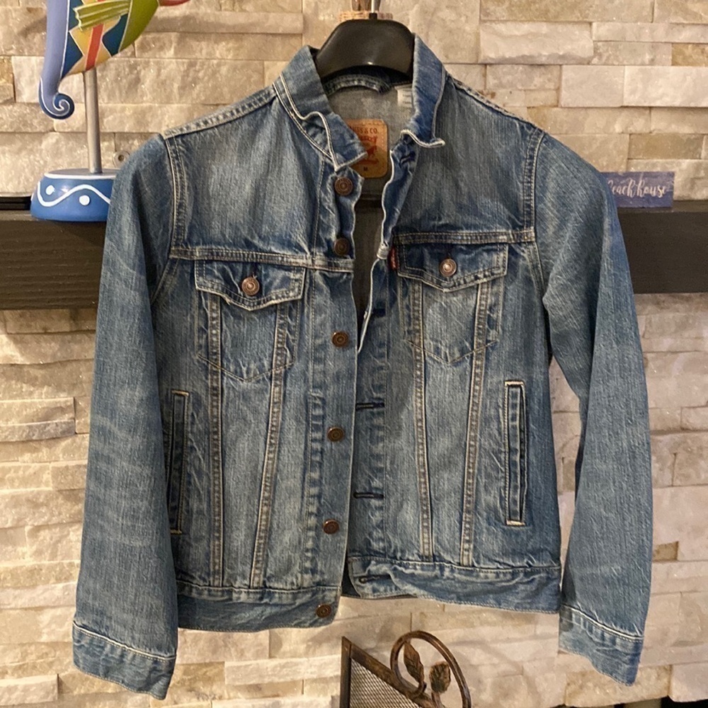 Levi’s trucker distressed jean jacket size medium